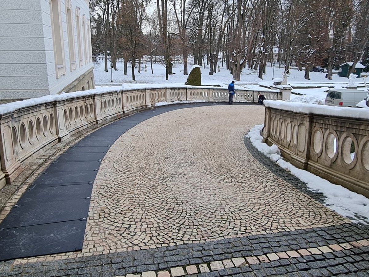 PRO-MAT Heizmatten als schneefreies Gehband auf einer denkmalgeschützten Auffahrt im Winter